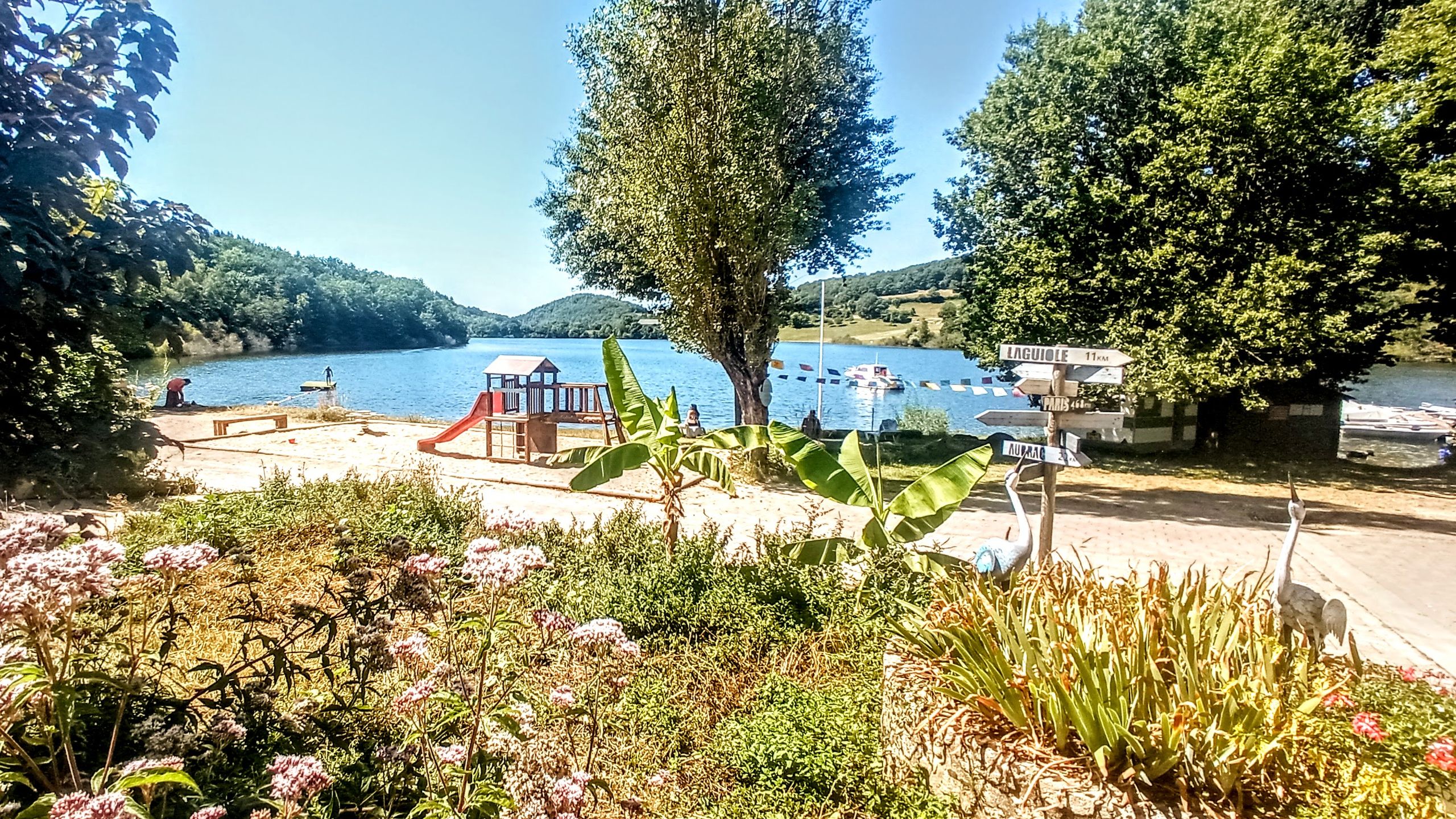 aire de jeux au bord du lac