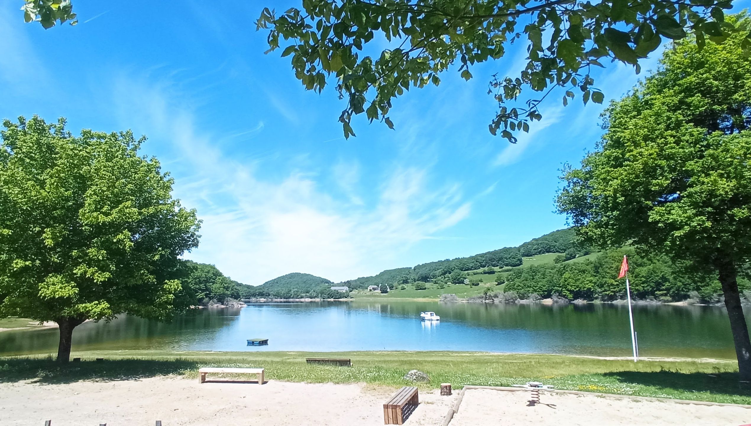 le terrain de petanque et la plage
