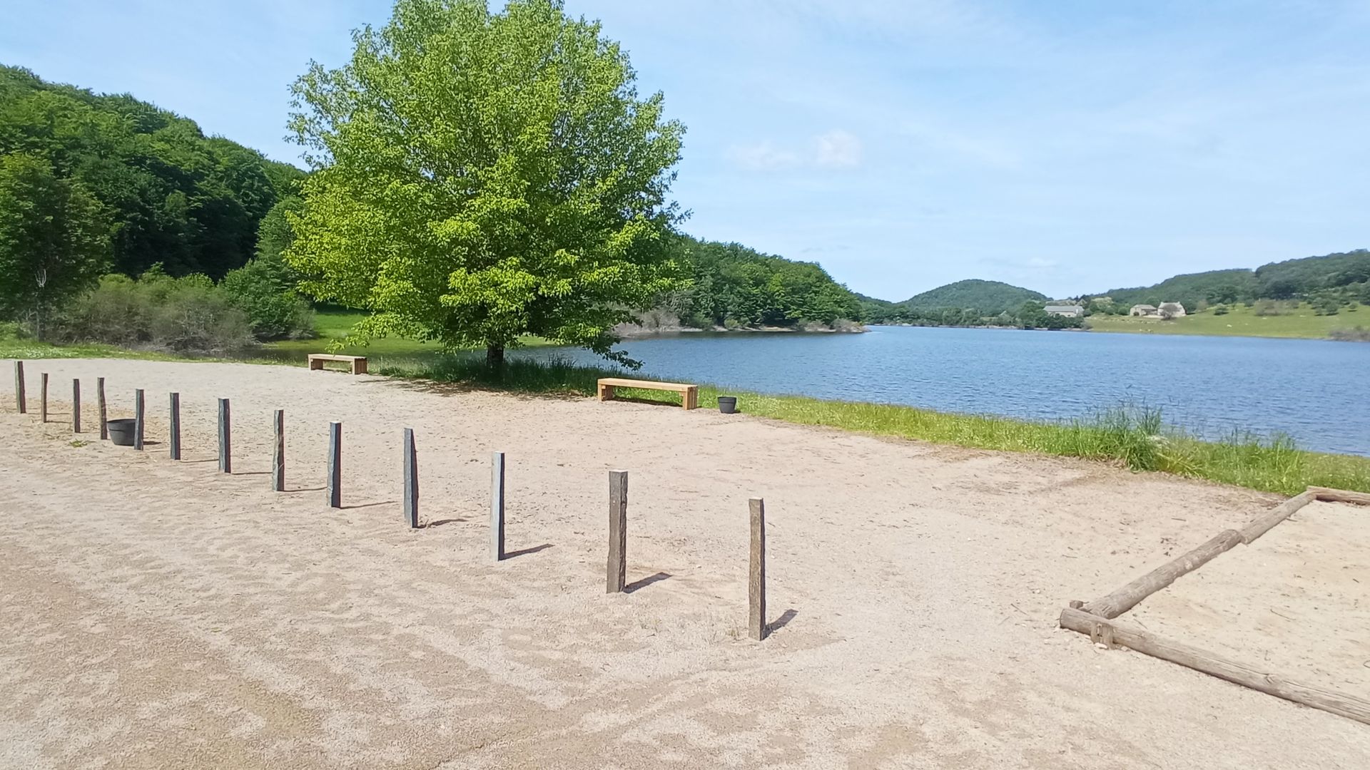 terrain de petanque au bord de l eau