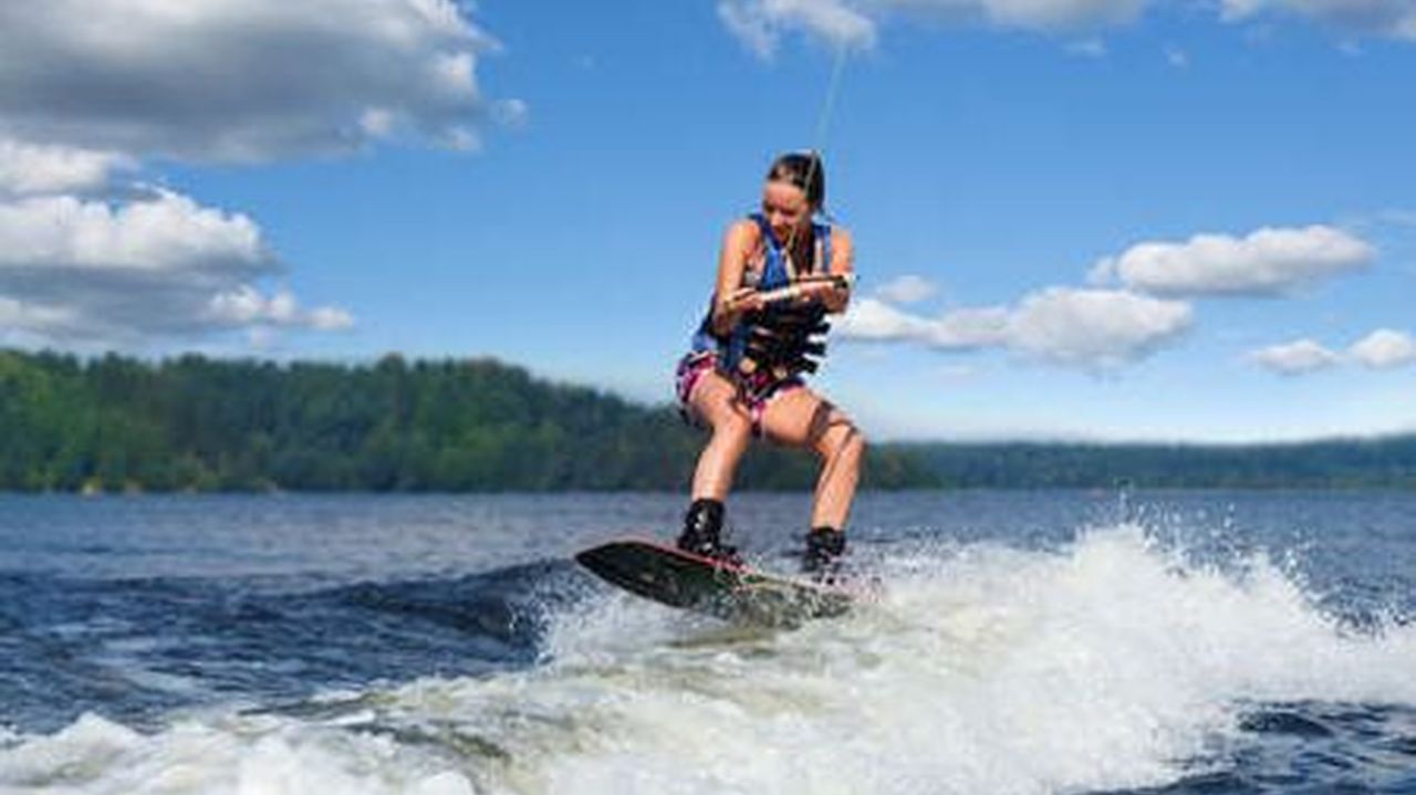 Water skiing and wakeboarding in Aveyron on Lake Selve at Camping La Romiguière near Laguiole