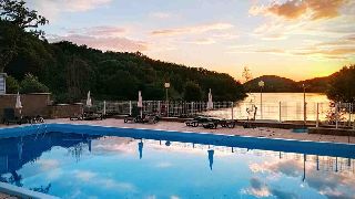 Camping La Romiguiere : La piscine au crepuscule