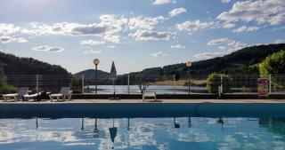 Camping La Romiguiere : La piscine et le lac 2