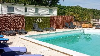 Camping La Romiguiere : La piscine et les transats