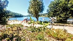 Camping La Romiguiere : Aire de jeux au bord du lac