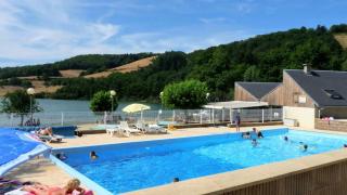 Camping La Romiguiere : La piscine et le lac