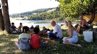 Camping La Romiguiere : Lecture au bord du lac