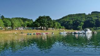 Camping La Romiguiere : Les bateaux devant le camping