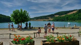 Camping La Romiguiere : Petanque au bord du lac