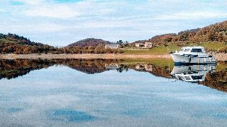 Camping La Romiguiere : Reflet sur le lac