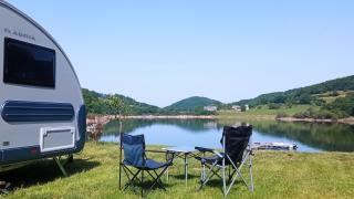 Camping La Romiguiere : Un emplacement au bord du lac